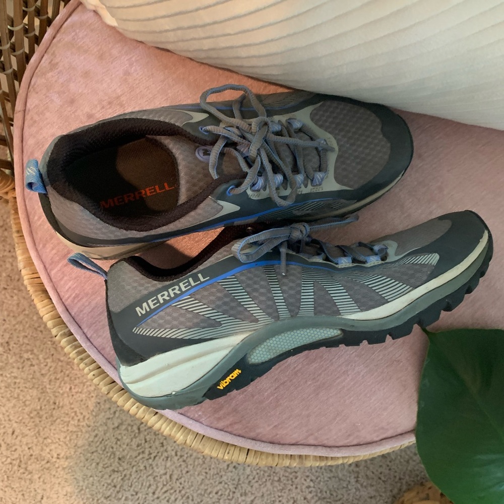 Merrell size 8 shoe.